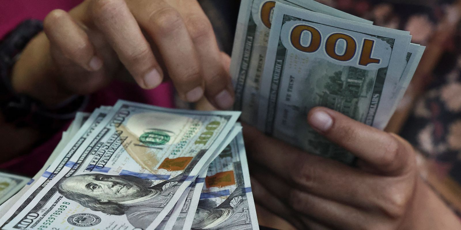 dolar-fecha-abaixo-de-r$-5-e-recua-1,58%-na-semana